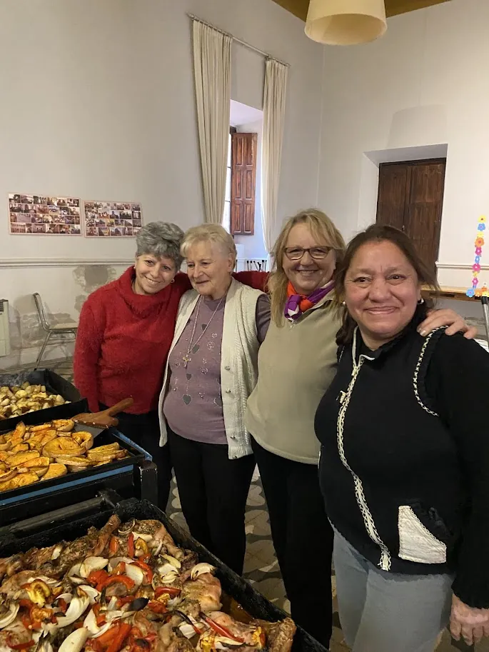 El equipo de la panadería preparando la masa sobre la mesada