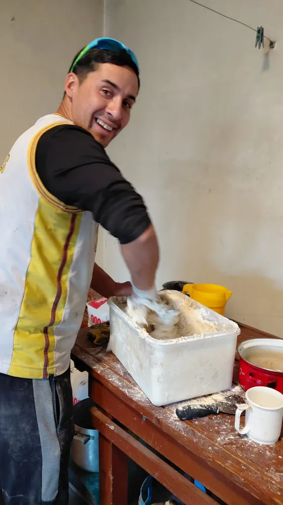 Gabi amasando en la panadería